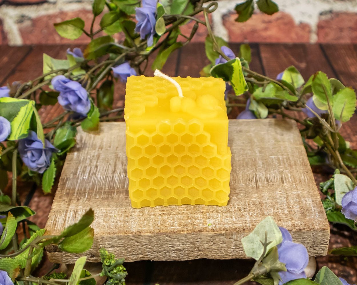 Honeycomb Cube w/honeybee