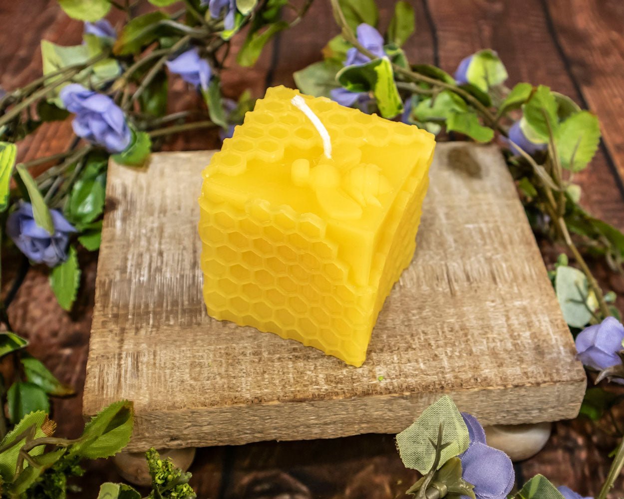 Honeycomb Cube w/honeybee